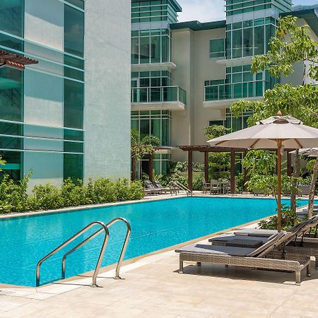 Aruga Apartments By Rockwell Makati Макати Экстерьер фото